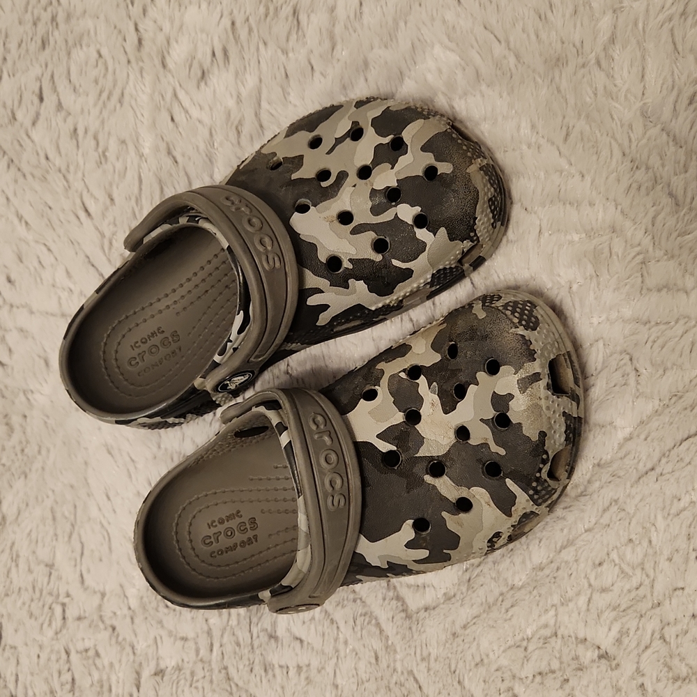 Kids camo grey crocs